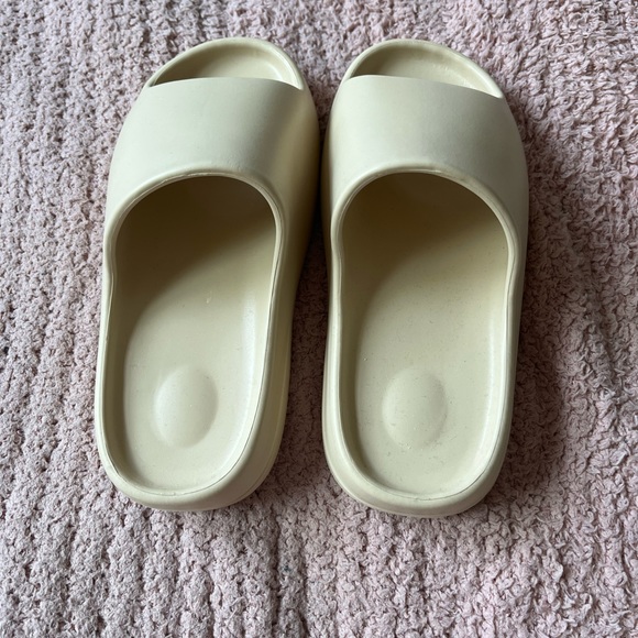 RUBBER SLIDES NWOT SIZE 8 WOMENS SIZE 40 BEIGE - Picture 4 of 6